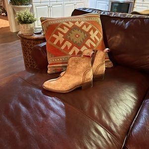 BED| STU NWOT rustic/weathered off white boots size 9.5. Never worn